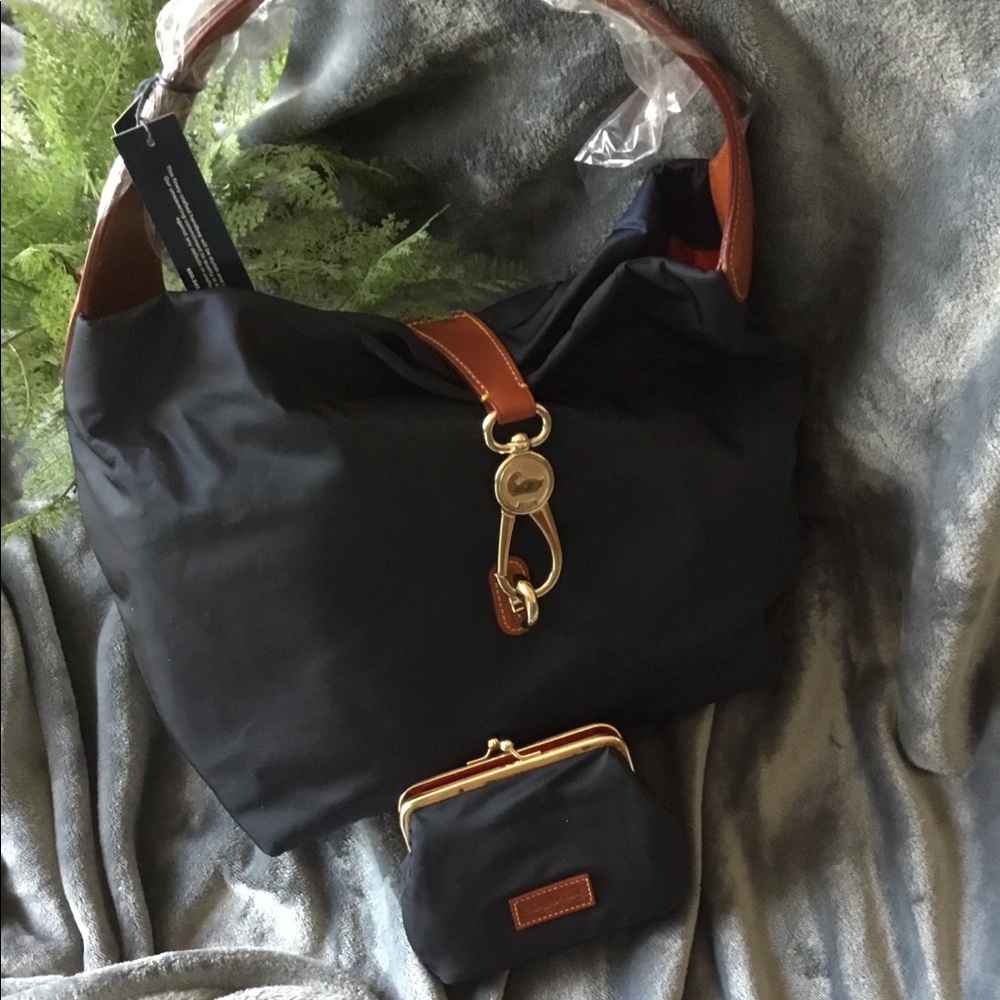 NWT Dooney & Bourke Hobo w/coin-CC Keeper. Navy
